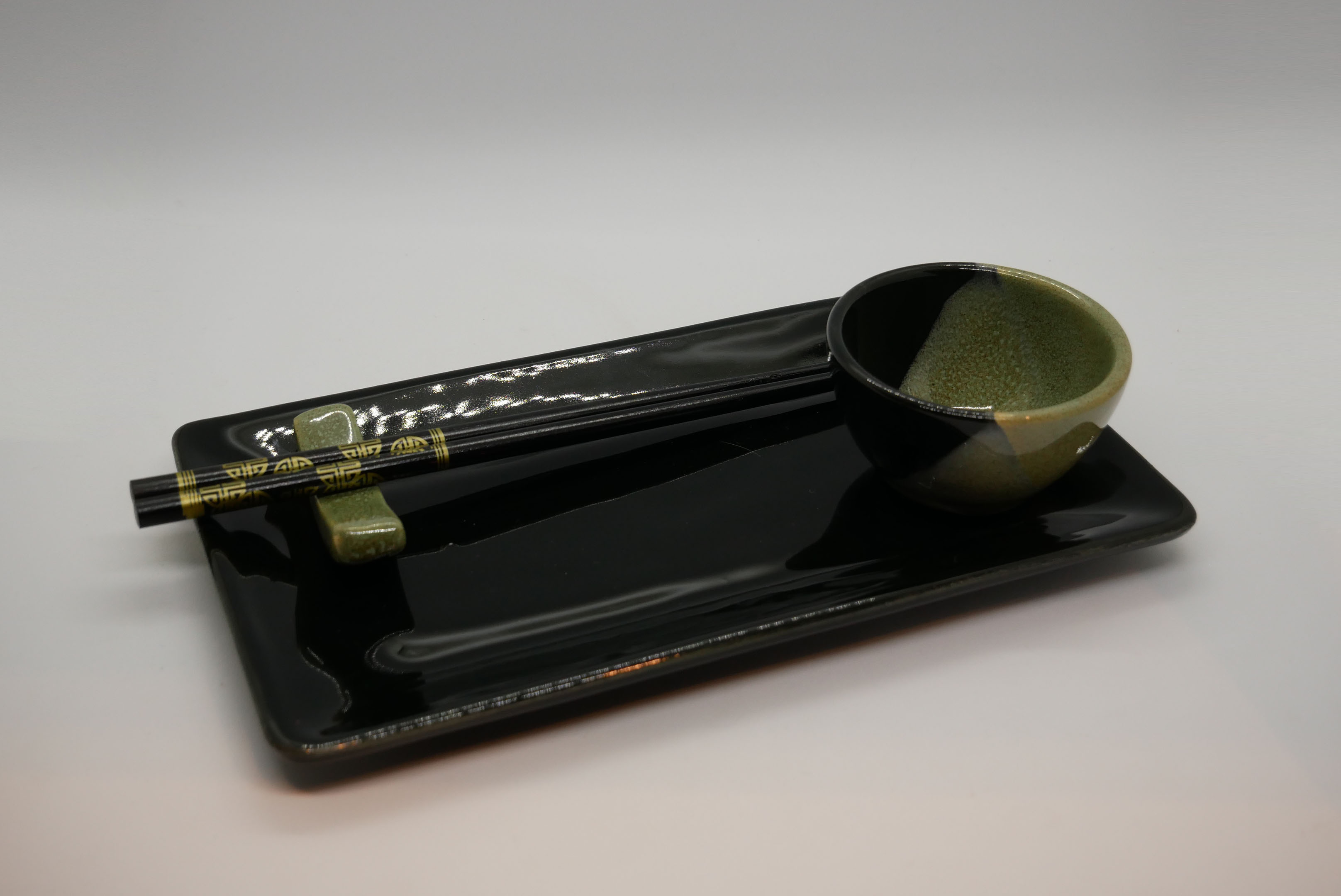 sushi verde-negro y verde-negro