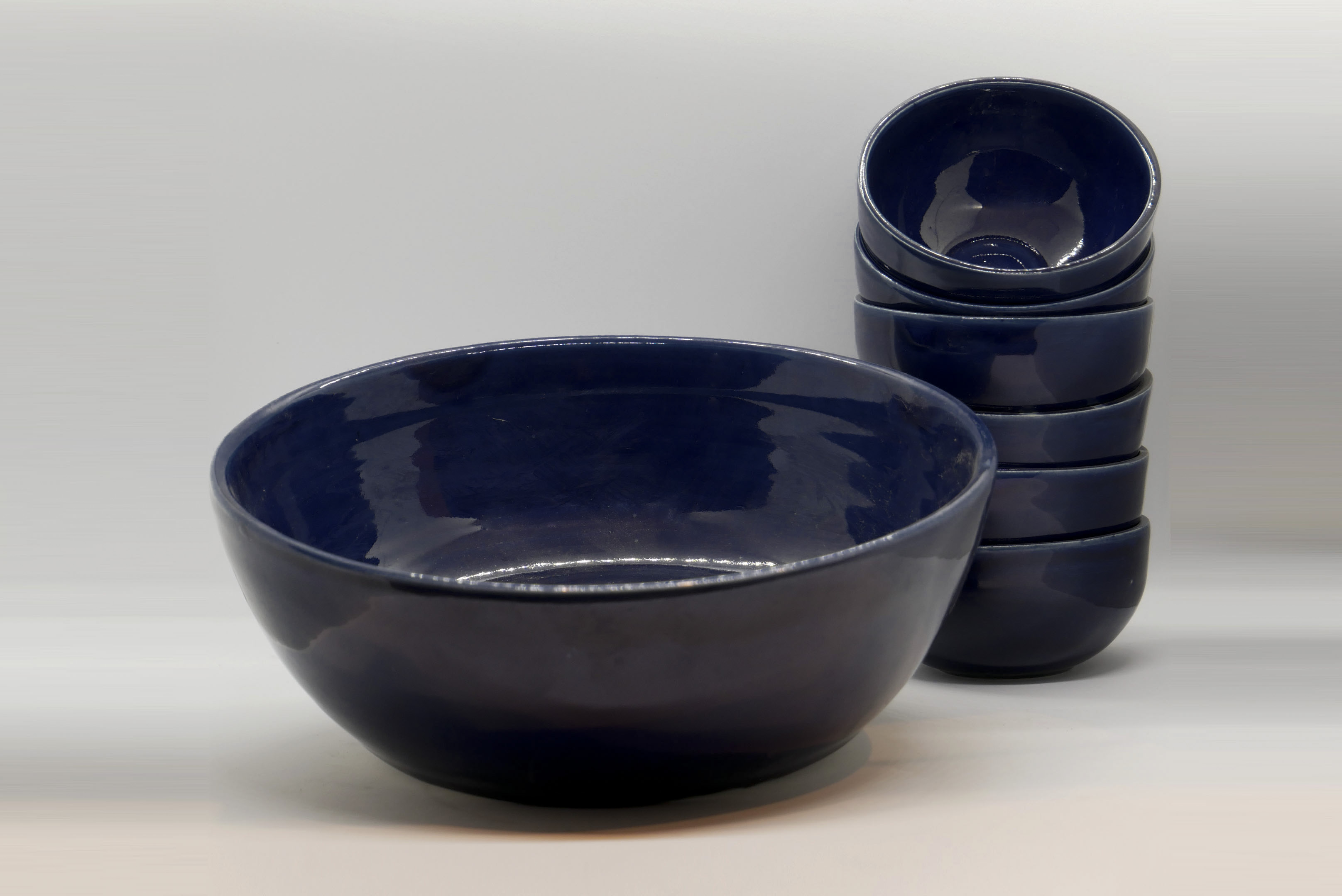 ensaladera grande azul con cuencos 