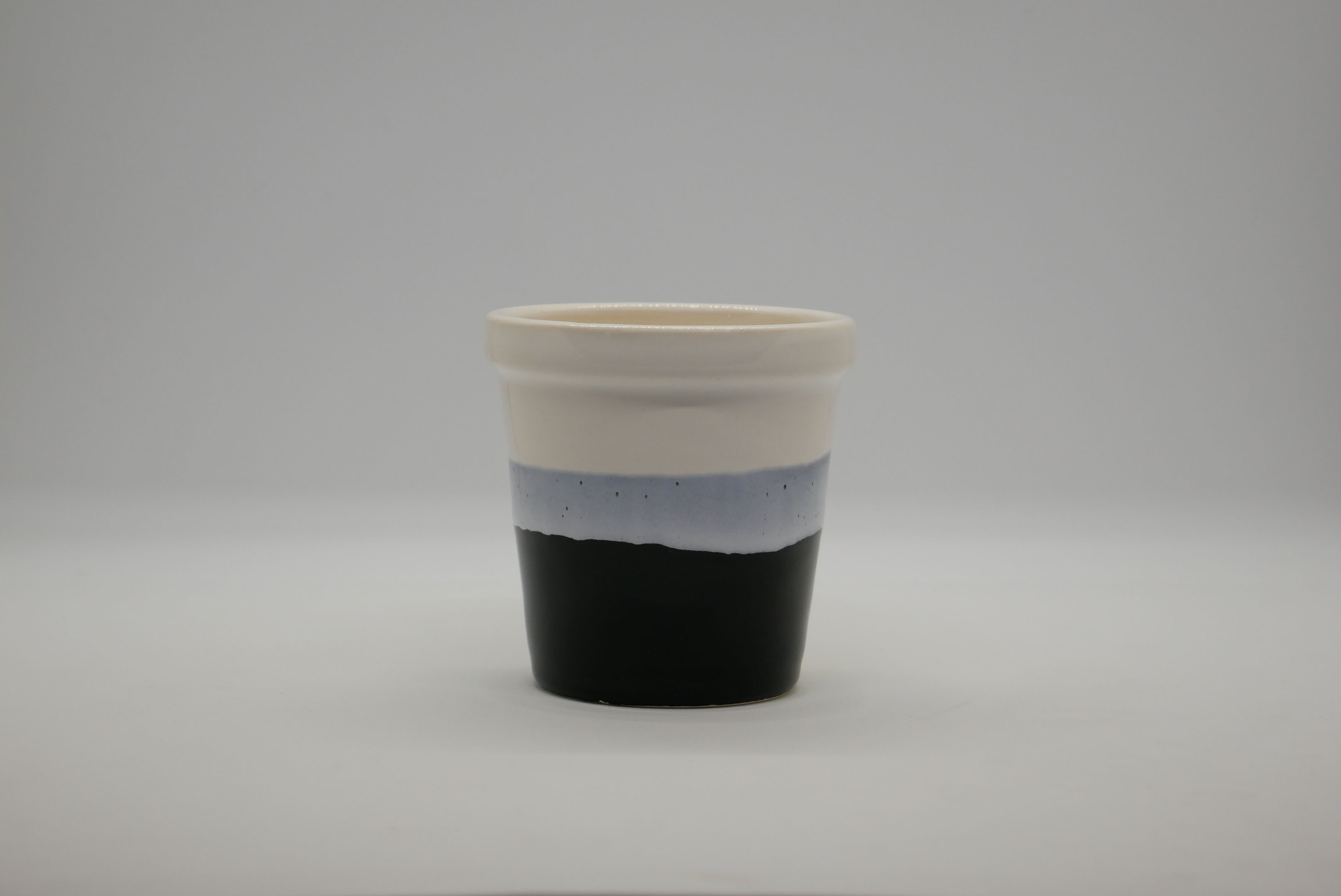 macetita blanca y negra
